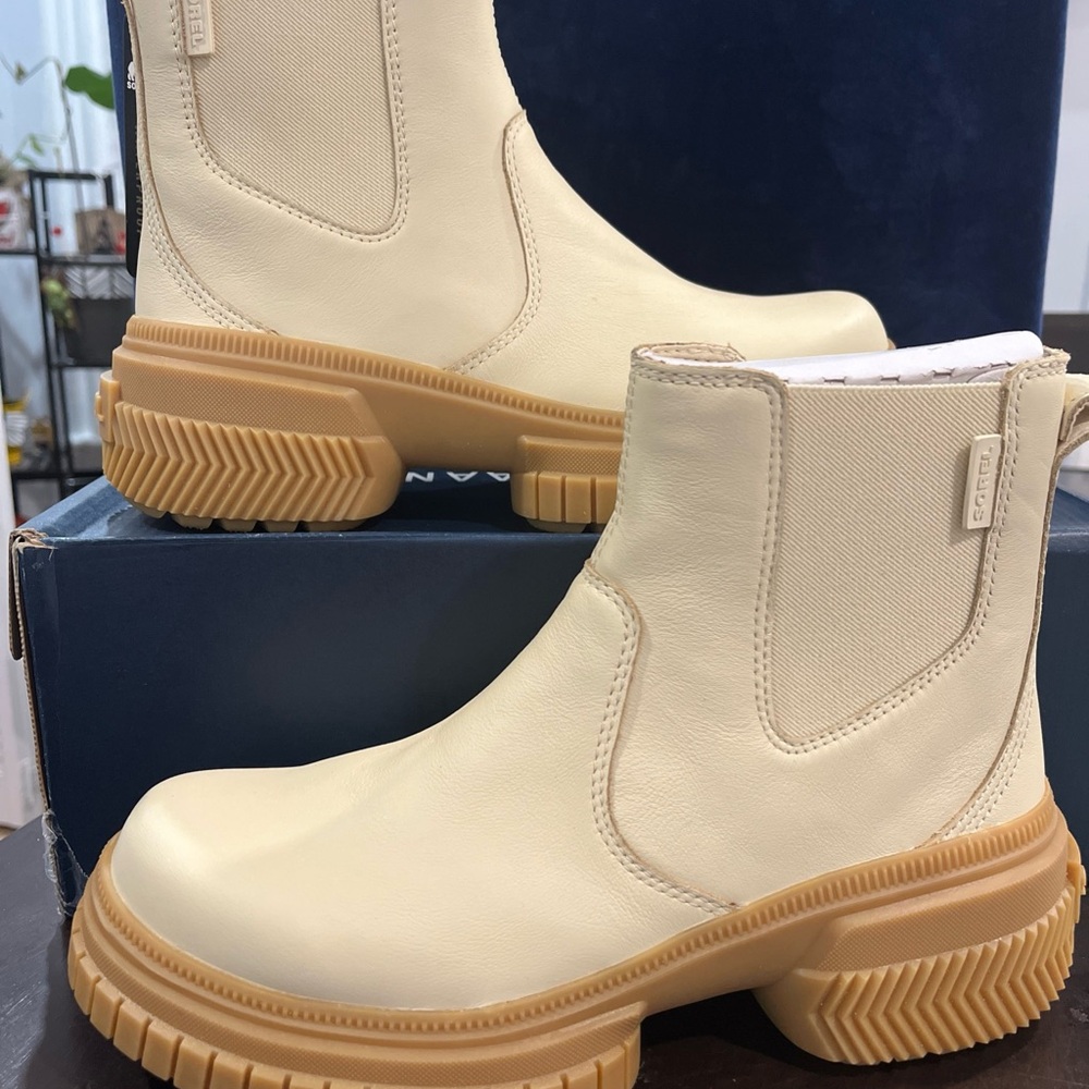 Sorel Ona Ave Honey White Leather Chelsea Boot with Gum Platform Sole Size 8